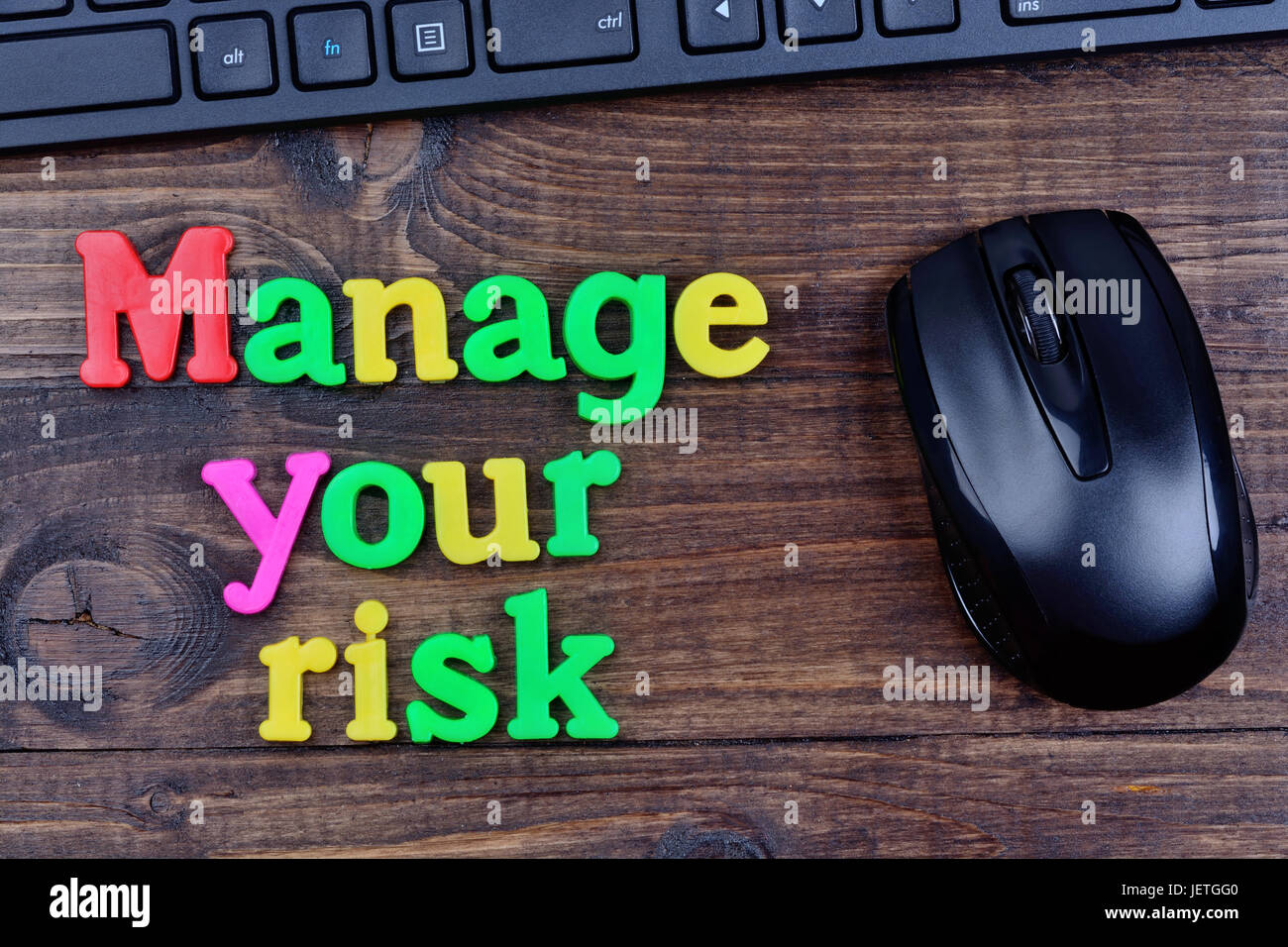 Verwalten Sie Ihre Risiko-Worte auf Holztisch Stockfoto