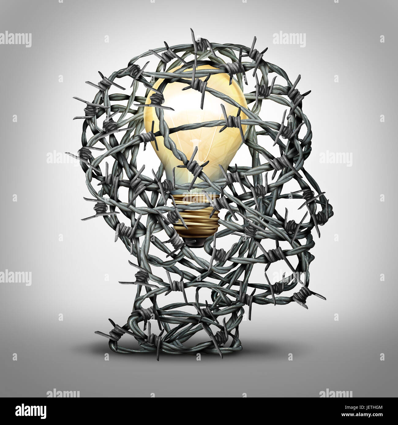 Schützen Sie Ihre Idee denken Geschäftskonzept als eine Gruppe von Stacheldraht in Form eines menschlichen Kopfes mit einer beleuchteten Glühbirne im Inneren als Sicherheit. Stockfoto