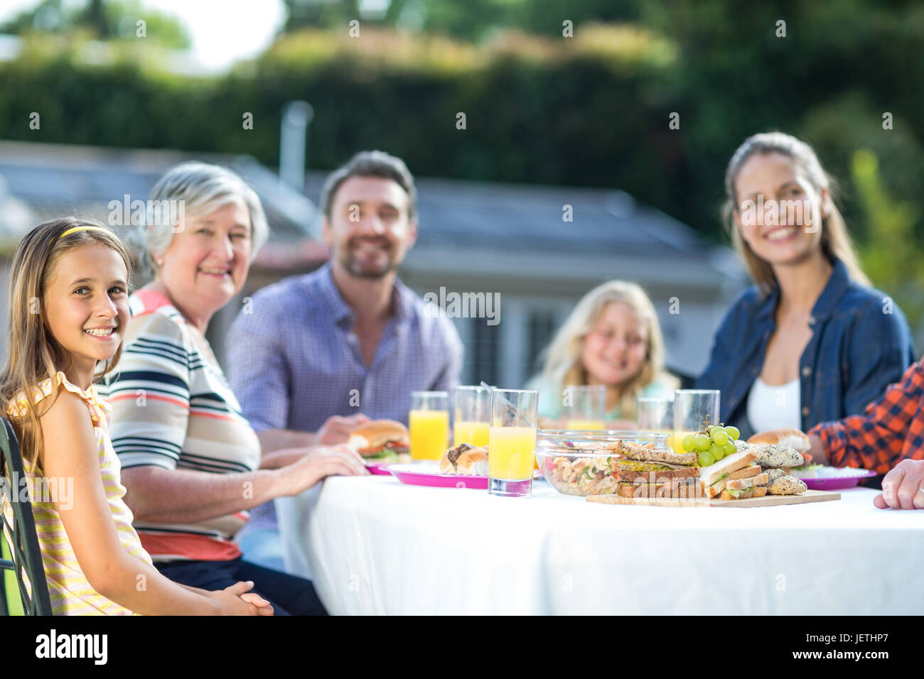 Glücklich mit der Familie am Tisch sitzen Stockfoto