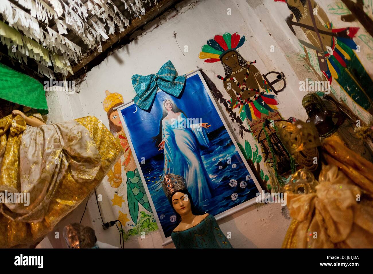 Yemanya, die Göttin des Meeres, als eine schöne Frau in einem Cadombleshrine (Terreiro) in Salvador, Bahia, Brasilien, 9. Februar 2012 angezeigt. Yemanya, ursprünglich aus der antiken Mythologie der Yoruba, ist eines der beliebtesten "Orixas, die Gottheiten von der Af | weltweite Nutzung Stockfoto