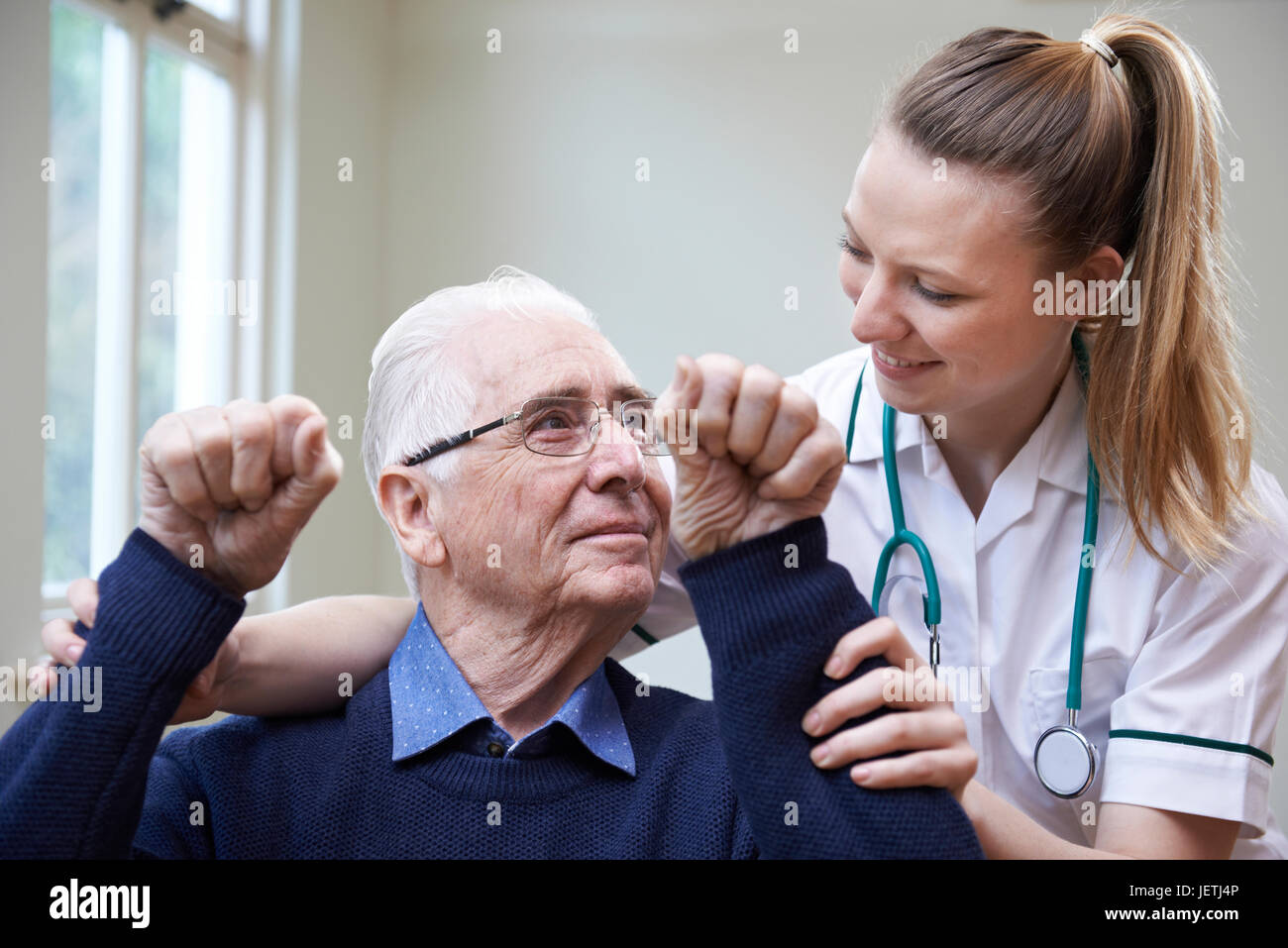 Beurteilung der Schlaganfall-Opfer durch Arme Krankenschwester Stockfoto