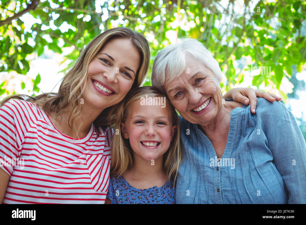 Porträt der glückliche Familie mit Oma Stockfoto