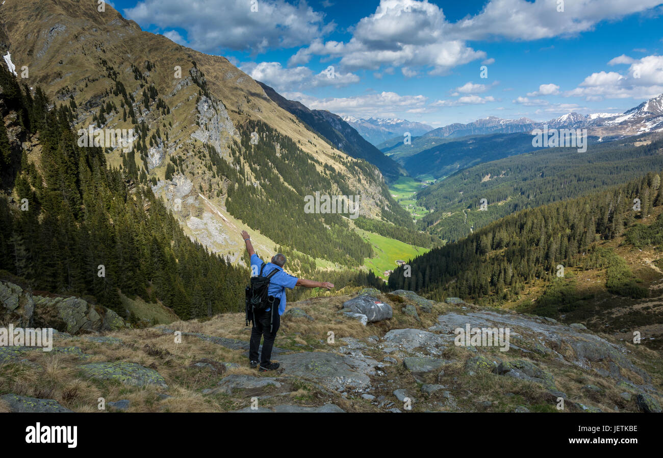 Ratschings-Tal im Süden Südtirol, Italien. Touristen auf dem Gipfel des hohen Felsen. Sport und aktives Leben-Konzept Stockfoto