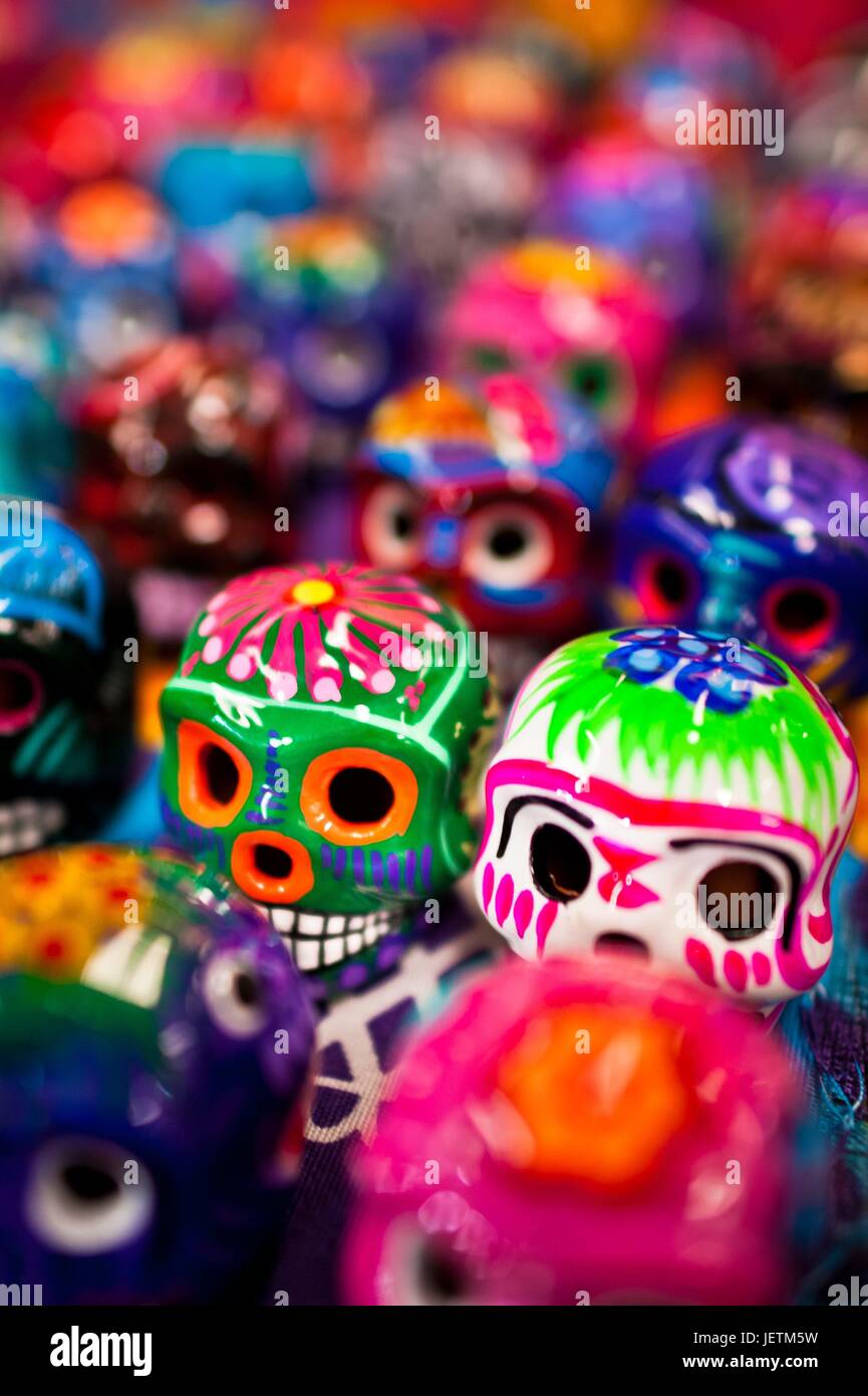 Bunt bemalte Schädel (Calaveras) werden während des Tages der Toten Festlichkeiten in Mexico City, Mexiko, 28. Oktober 2016 auf dem Markt verkauft. Schädel, Skelette und andere Tod Symbole werden verwendet, um Gräber, Altäre und Angebote im Laufe des Tages des De schmücken | weltweite Nutzung Stockfoto