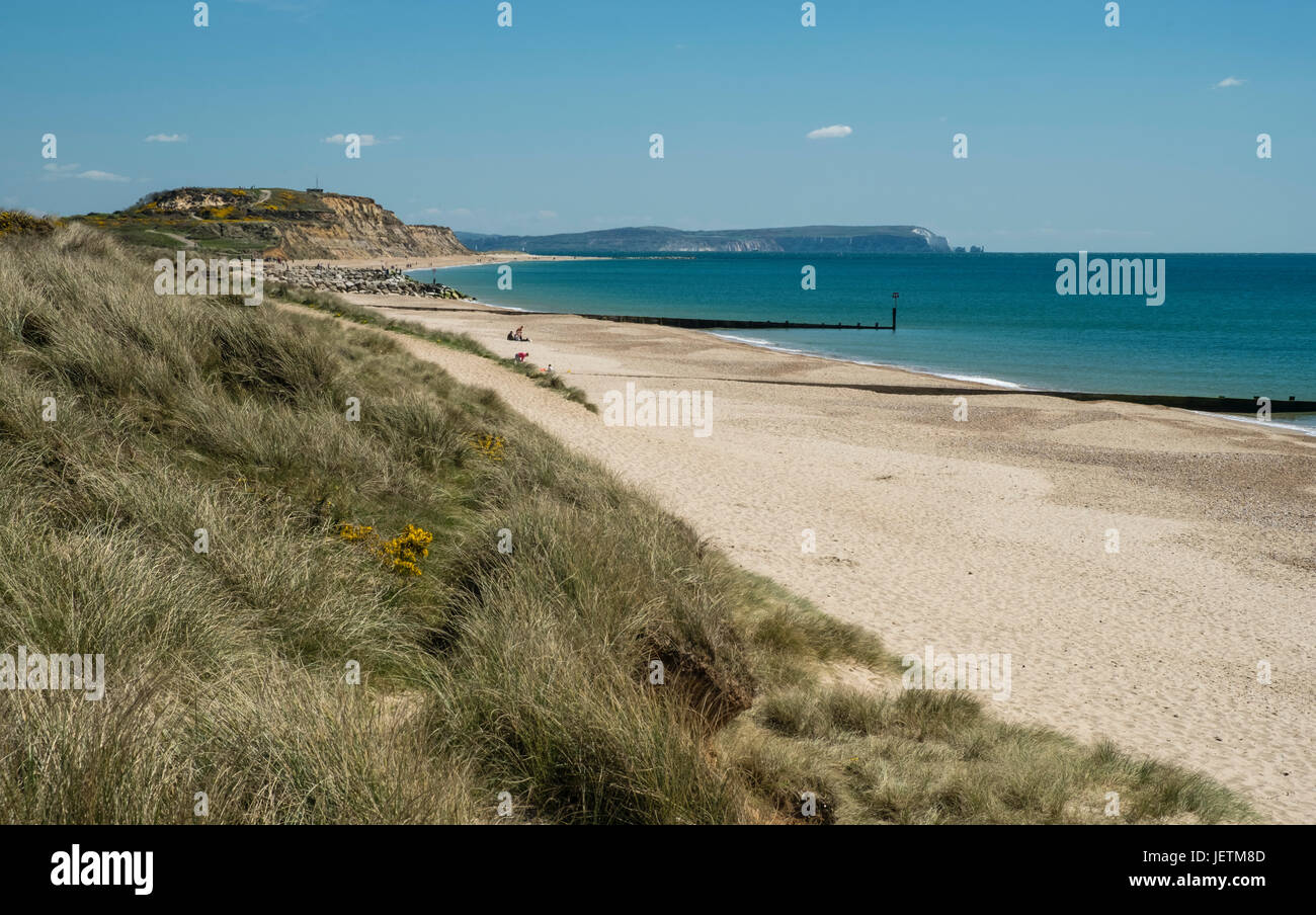 Hengistbury Head und Strand mit der Isle Of Wight "Nadeln" im Hintergrund, Poole Bay, in der Nähe von Christchurch und Bournemouth, Dorset, England, UK. Stockfoto