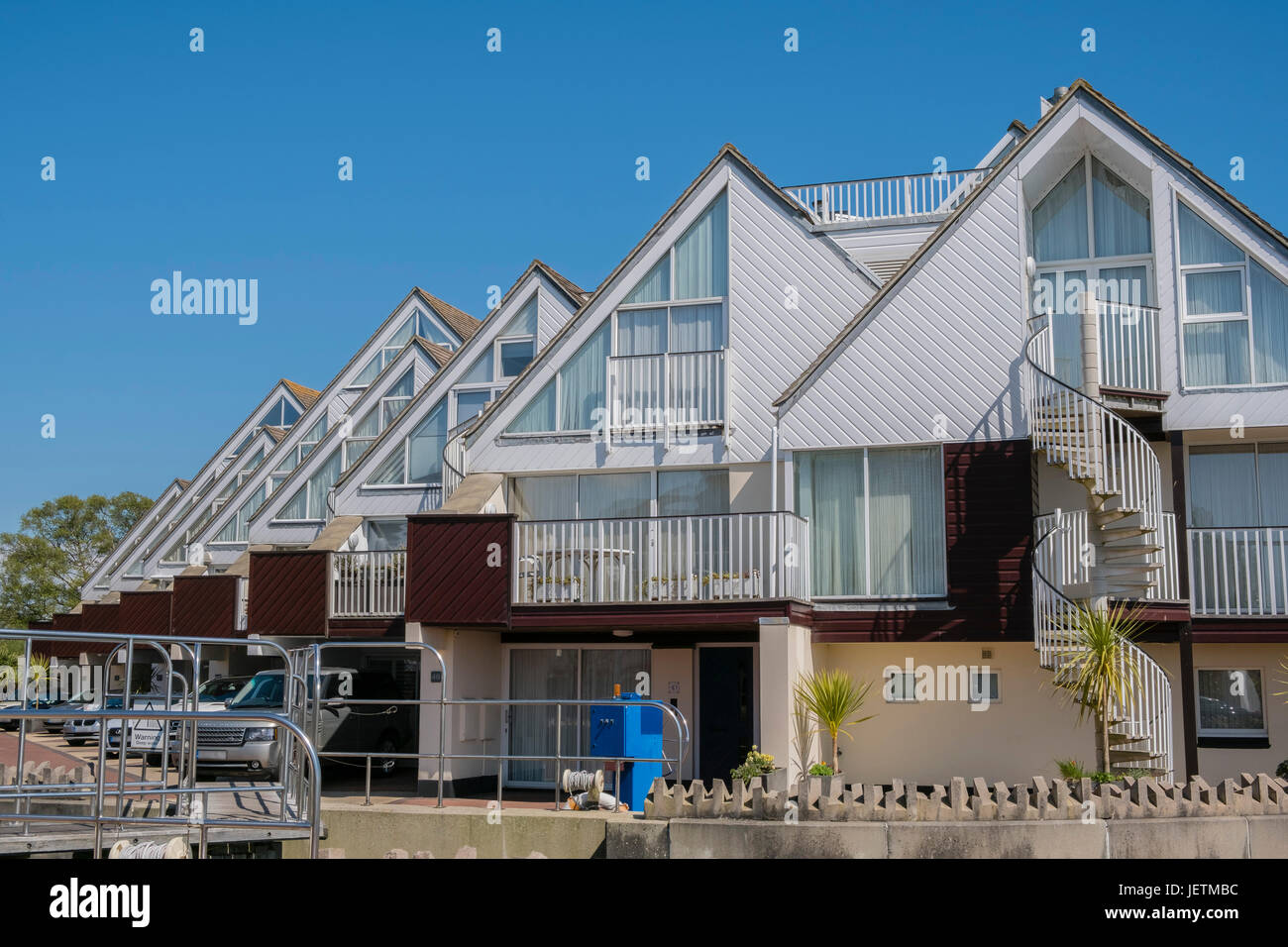 Moderne Chalet-Stil befindet sich in einer Lage direkt am Wasser am ... Moderne Chalet-Stil befindet sich in einer Lage direkt am Wasser am ...