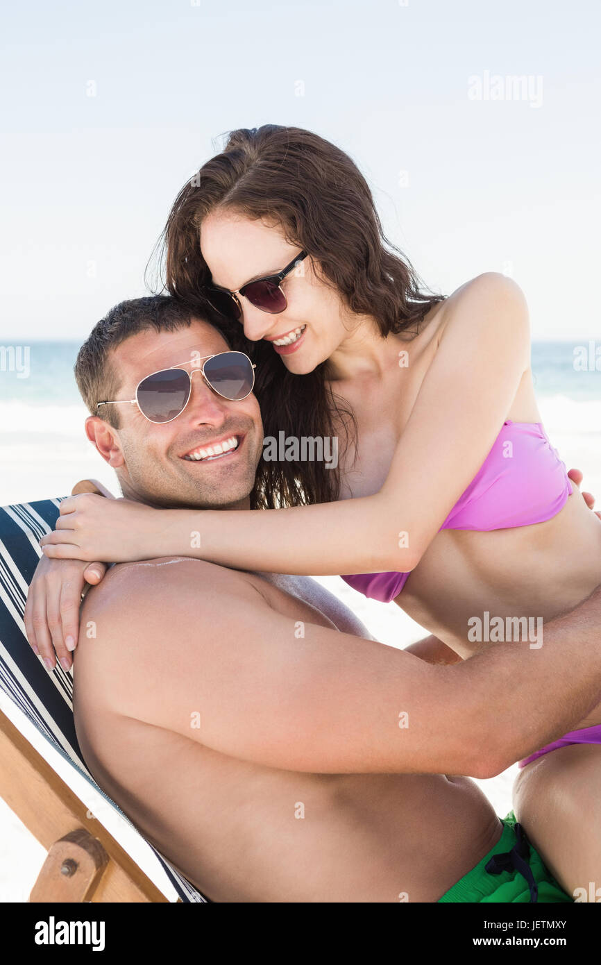 Freundin auf Freund Schoß Stockfoto