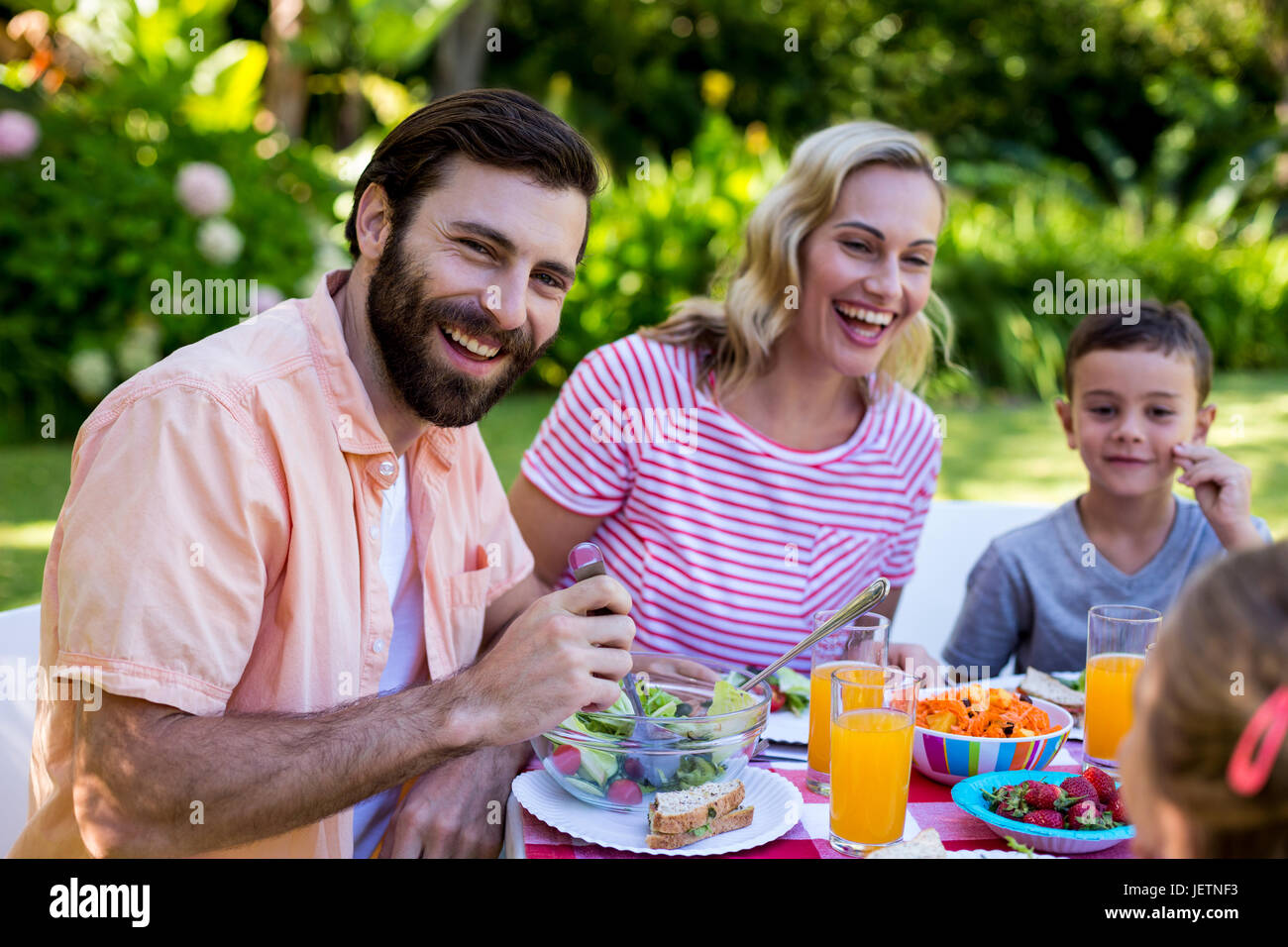 Fröhliche Familie Frühstück im Hof Stockfoto