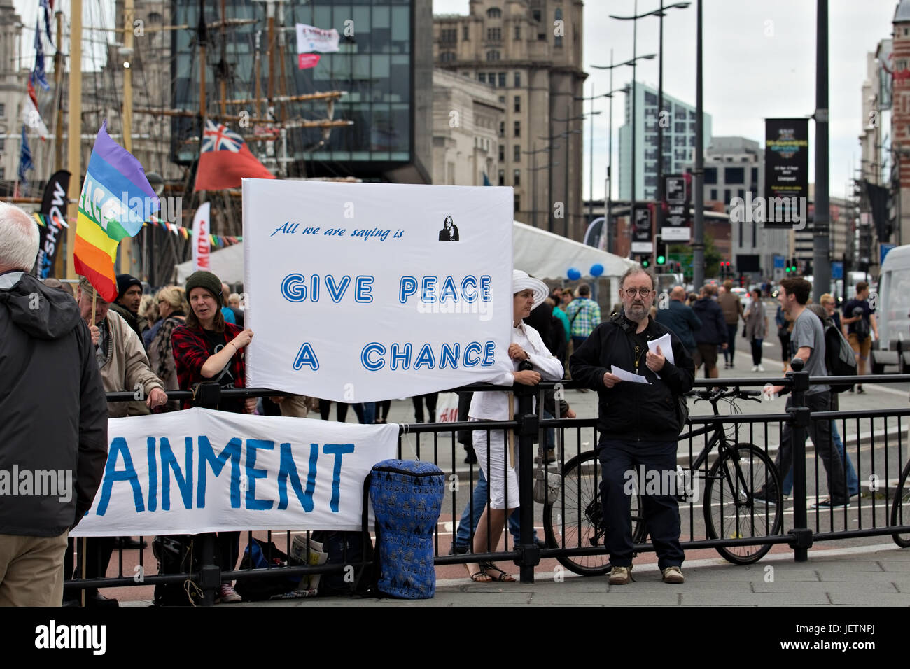 Frieden-Demonstranten am Armed Forces Day parade am Albert Dock in Liverpool UK Stockfoto