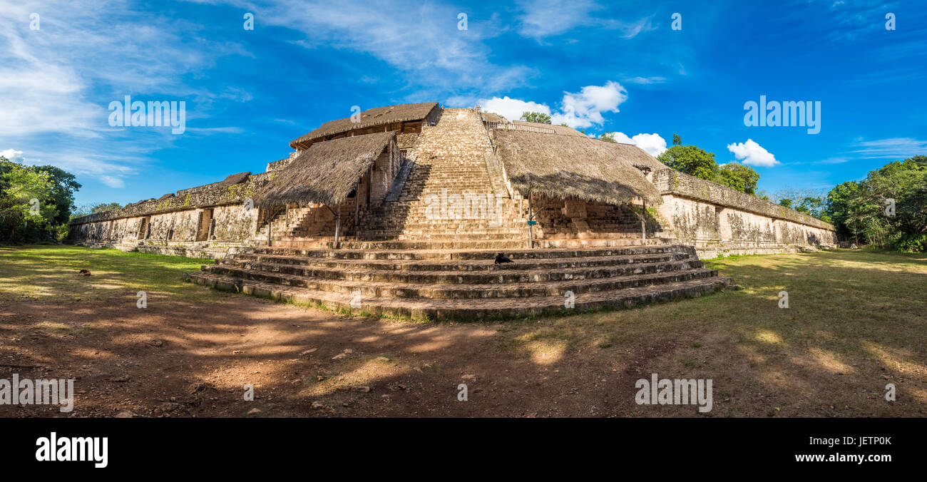 Akropolis, das größte Bauwerk bei Ek' Balam Ruinen, Yucatan, Mexiko Stockfoto