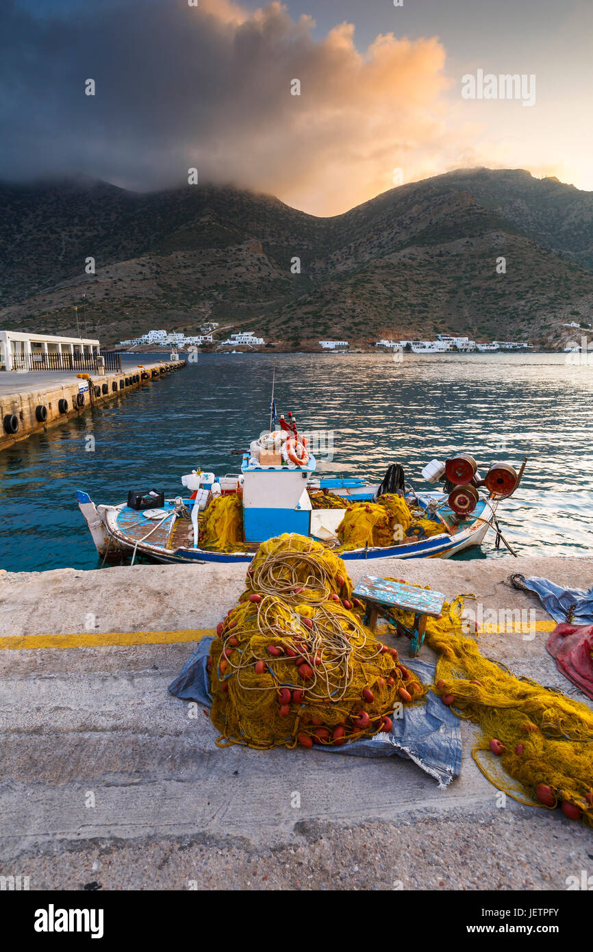 Fischerboot im Hafen von Kamares Village in den frühen Morgenstunden. Stockfoto