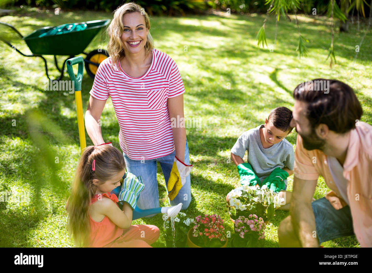 Frau mit Familie während der Gartenarbeit in den Yard Stockfoto