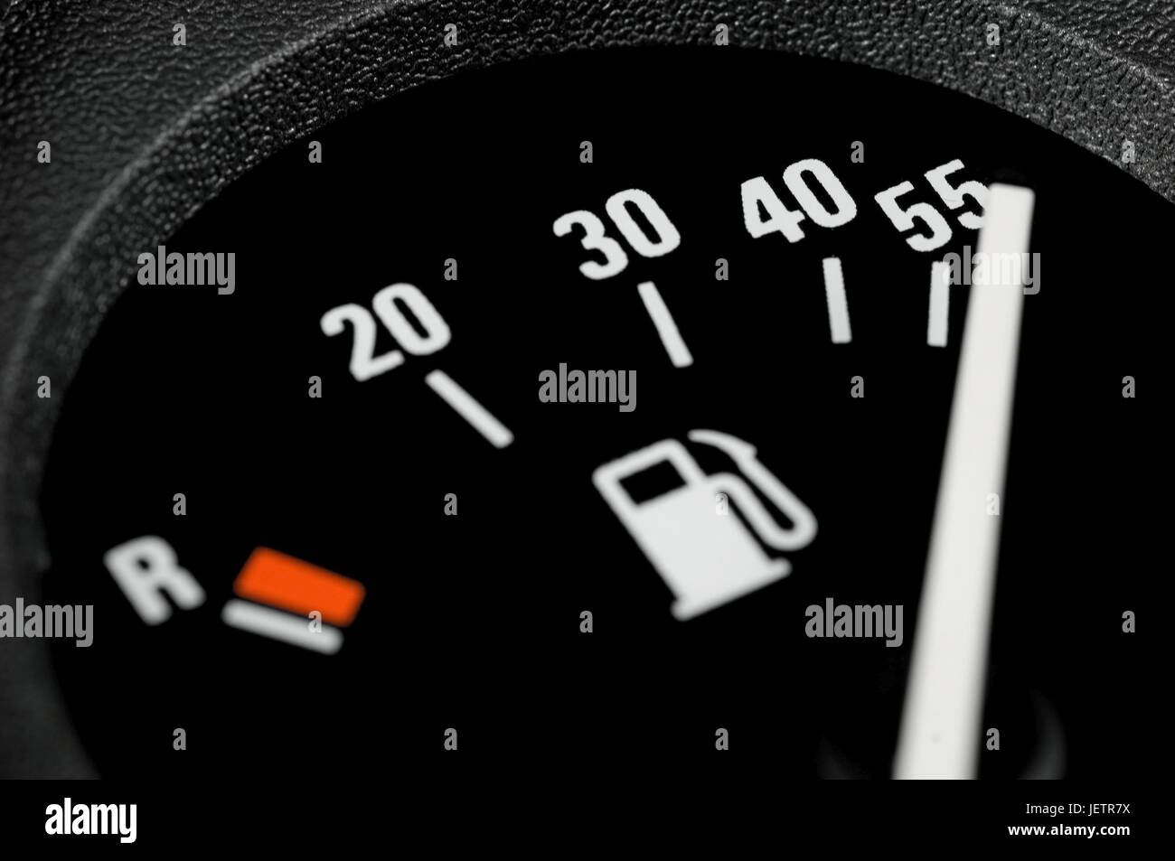 Kraftstoff-Ankündigung in einem Auto auf Position getankt. Liter-Daten, Reserve-Marke sowie dem Piktogramm eine Zapfsäule sind erkennbar, Kraftstoffanzei Stockfoto