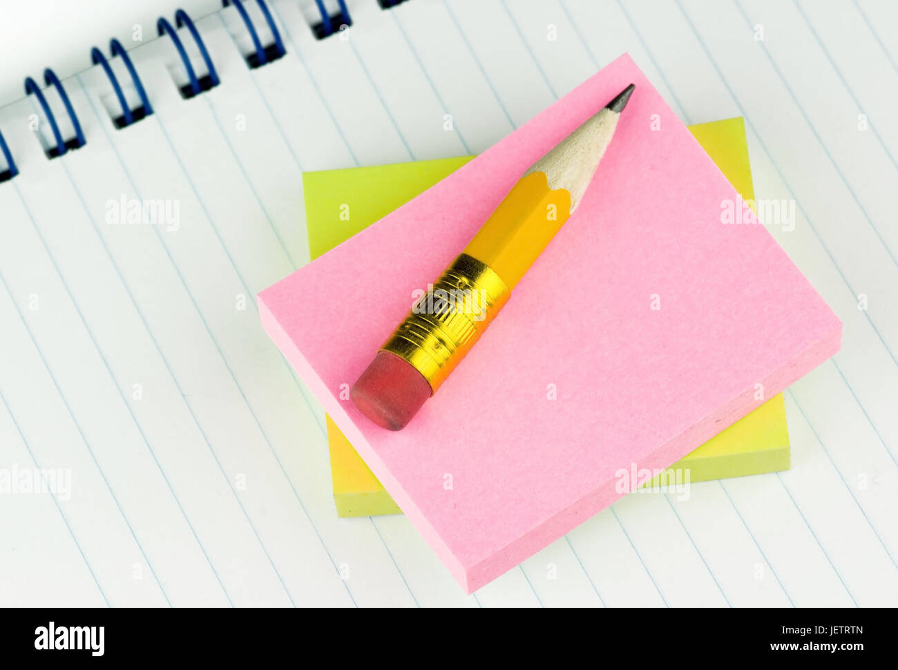 Kurzen Bleistift mit Notizblöcke, Kurzer Bleistift Mit Notizbloecken Stockfoto