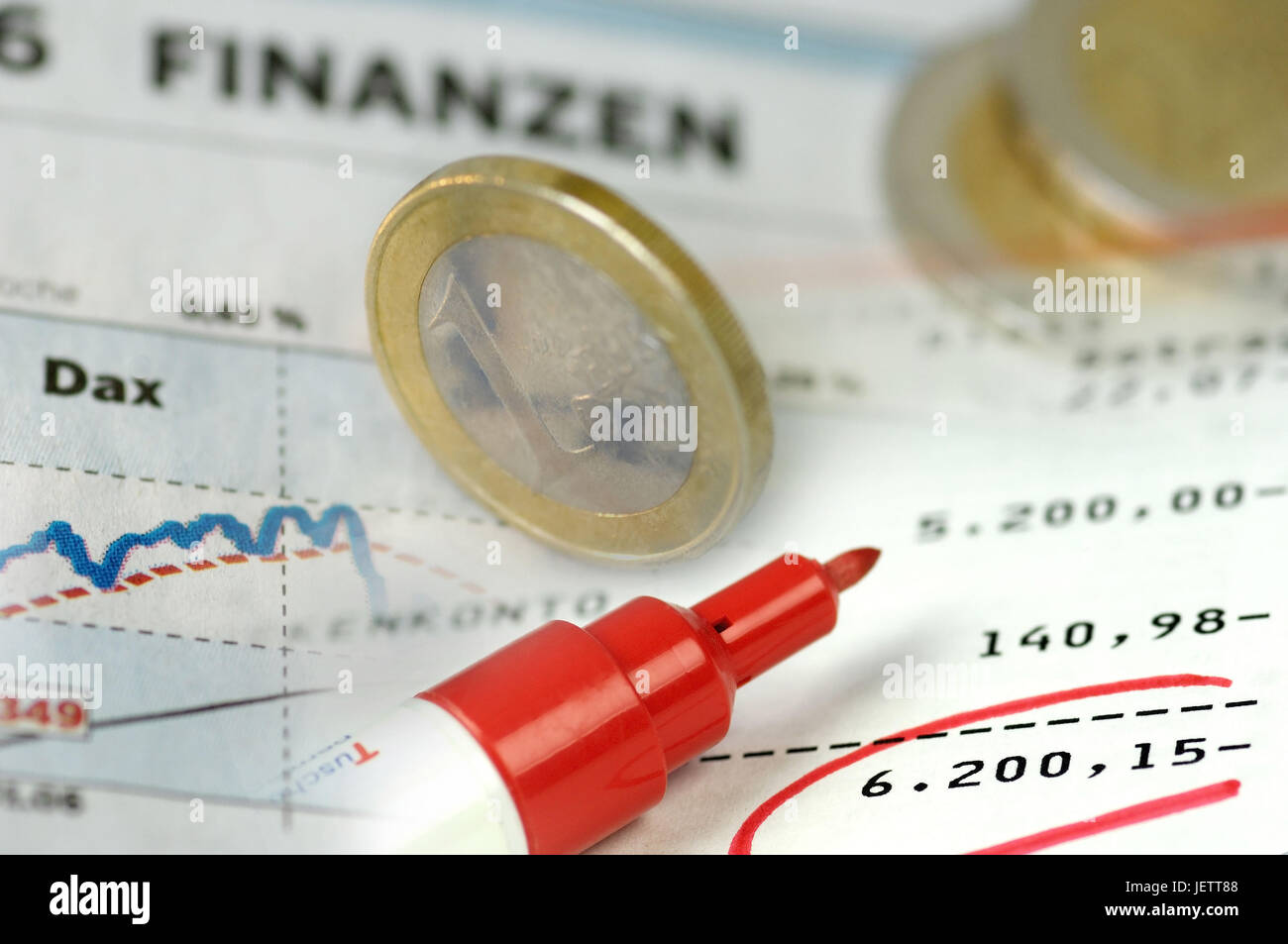 Montage von zwei Bildern. Euromünzen auf Kurs-Chart und Bank-Anweisung mit Sollsaldo., Montage Zweier Bilder. Euromuenzen Auf Kurs-Chart Und Kontoauszu Stockfoto