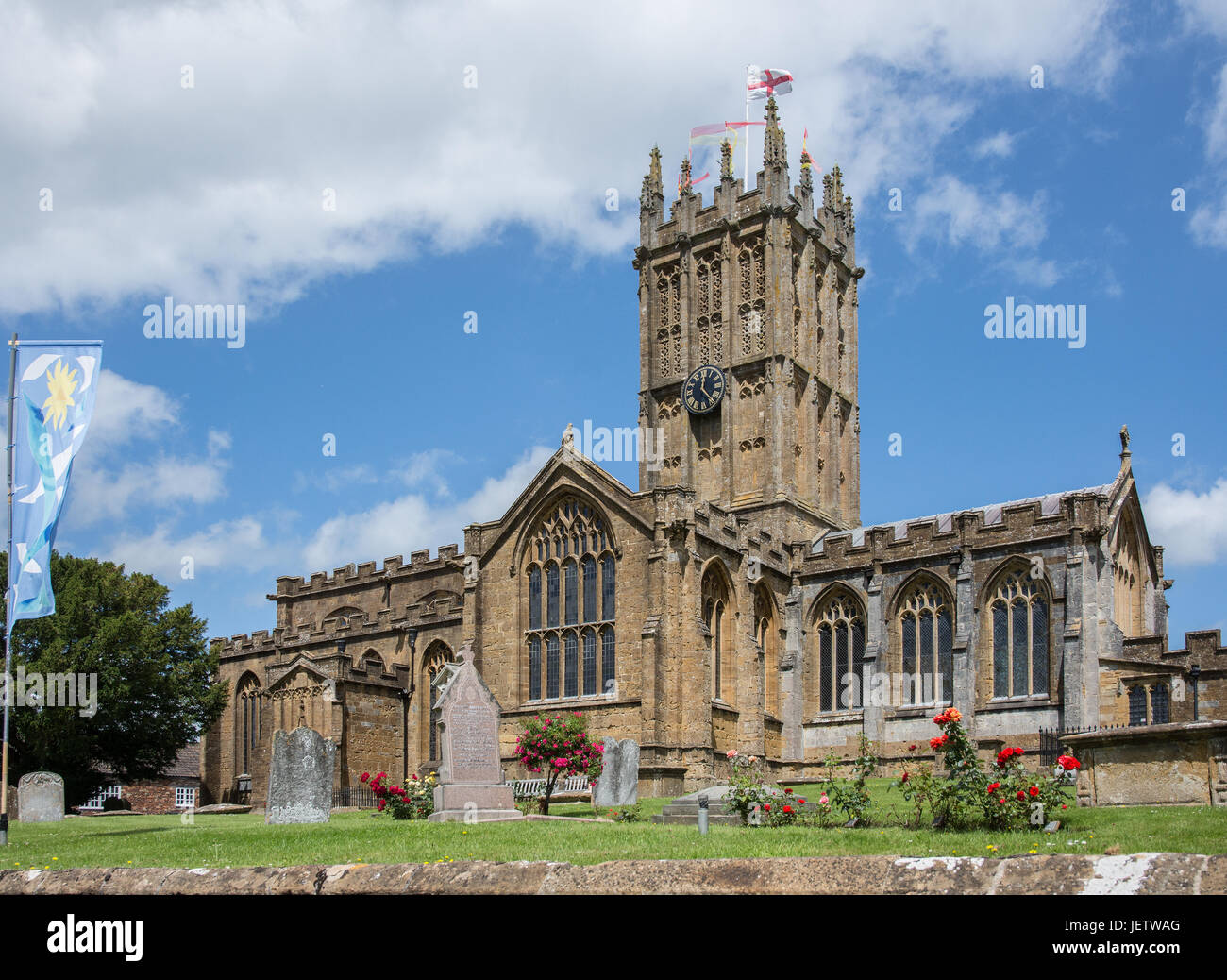 Minster oder 15. Jahrhundert Kirche von St Mary aus Stein gebaut, Schinken-Hügel auf Silver Street Ilminster Somerset in Sommersonnenschein gesehen Stockfoto