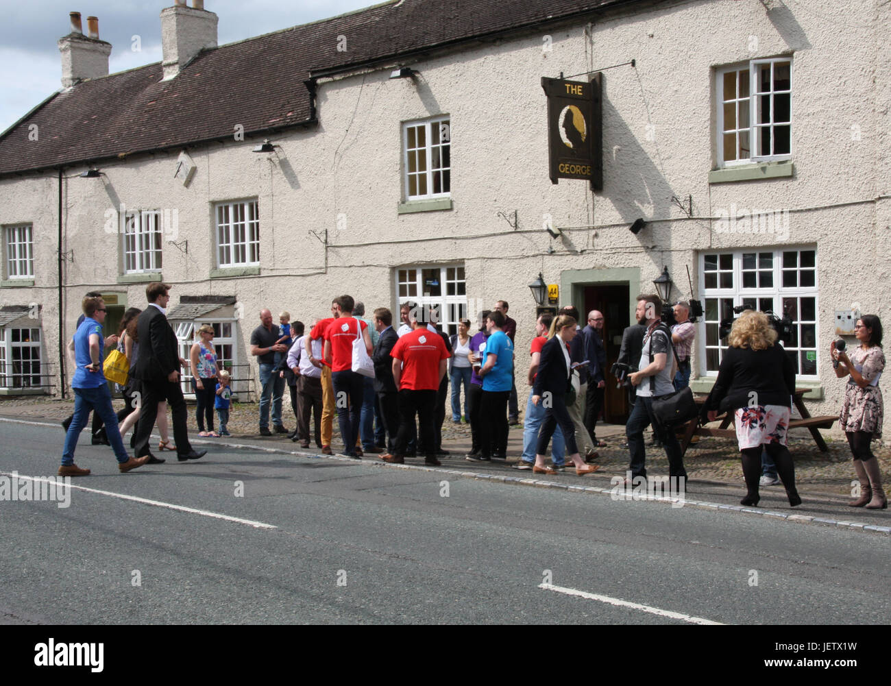 Urlaub Kampagne Fans warten auf die Ankunft von Boris Johnson, MP vor dem George Hotel in Piercebridge Stockfoto