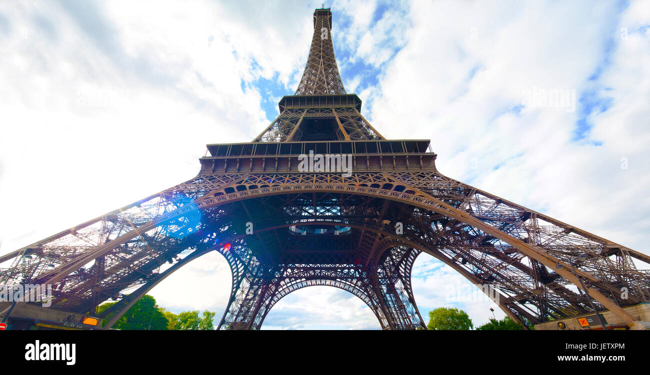 Nachschlagen im Eiffel tower Paris Frankreich Stockfoto