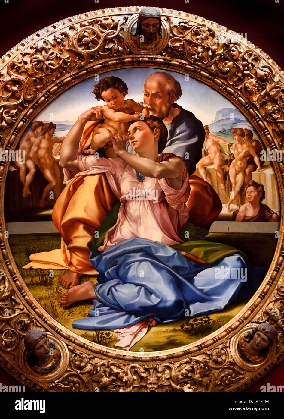 Die Heilige Familie mit Kleinkind St. Johannes der Täufer bekannt als Doni Tondo 1507 von Michelangelo (Michelangelo di Lodovico Buonarroti Simoni) 1475 –1564 Florentiner Bildhauer, Maler, Architekt und Dichter der Hochrenaissance. Florenz Italien Italienisch Stockfoto