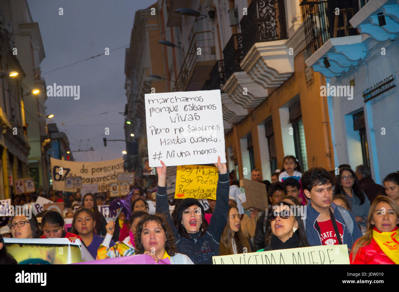 QUITO, ECUADOR - 6. Mai 2017: Menge von Menschen, die mit einem Schild während einer Protestaktion unter dem Motto leben wir wollen, dass sie, protestieren gegen die Frauenmorde in Quit Stockfoto