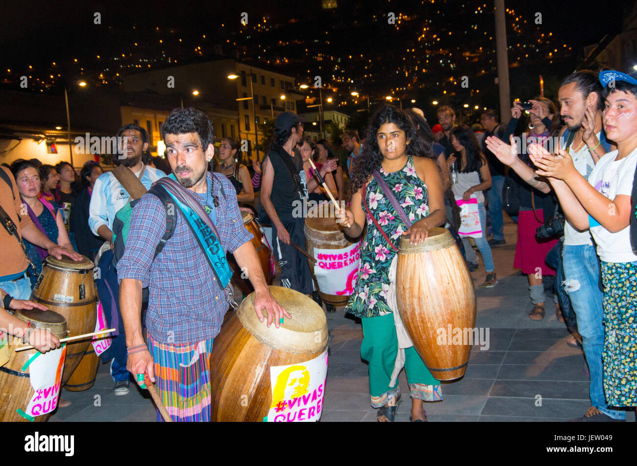 QUITO, ECUADOR - 6. Mai 2017: Gruppe des Künstlers mit Holztrommeln an einer Demonstration unter dem Motto leben wir wollen, dass sie, protestieren gegen die Frauenmorde in Quito Stockfoto
