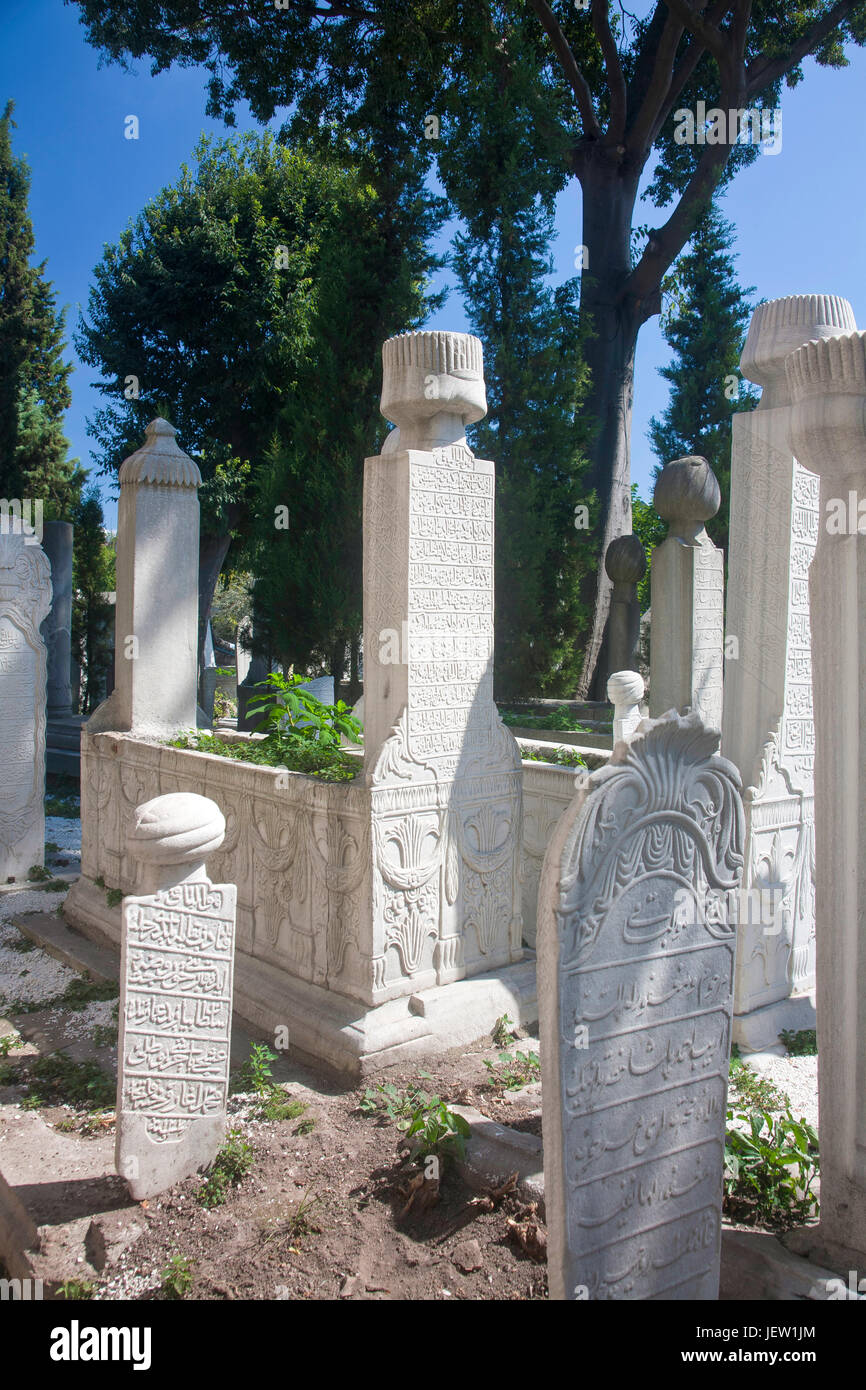 Islamische Gräber auf dem Friedhof in der Nähe der Moschee in Istanbul, Türkei. Stockfoto