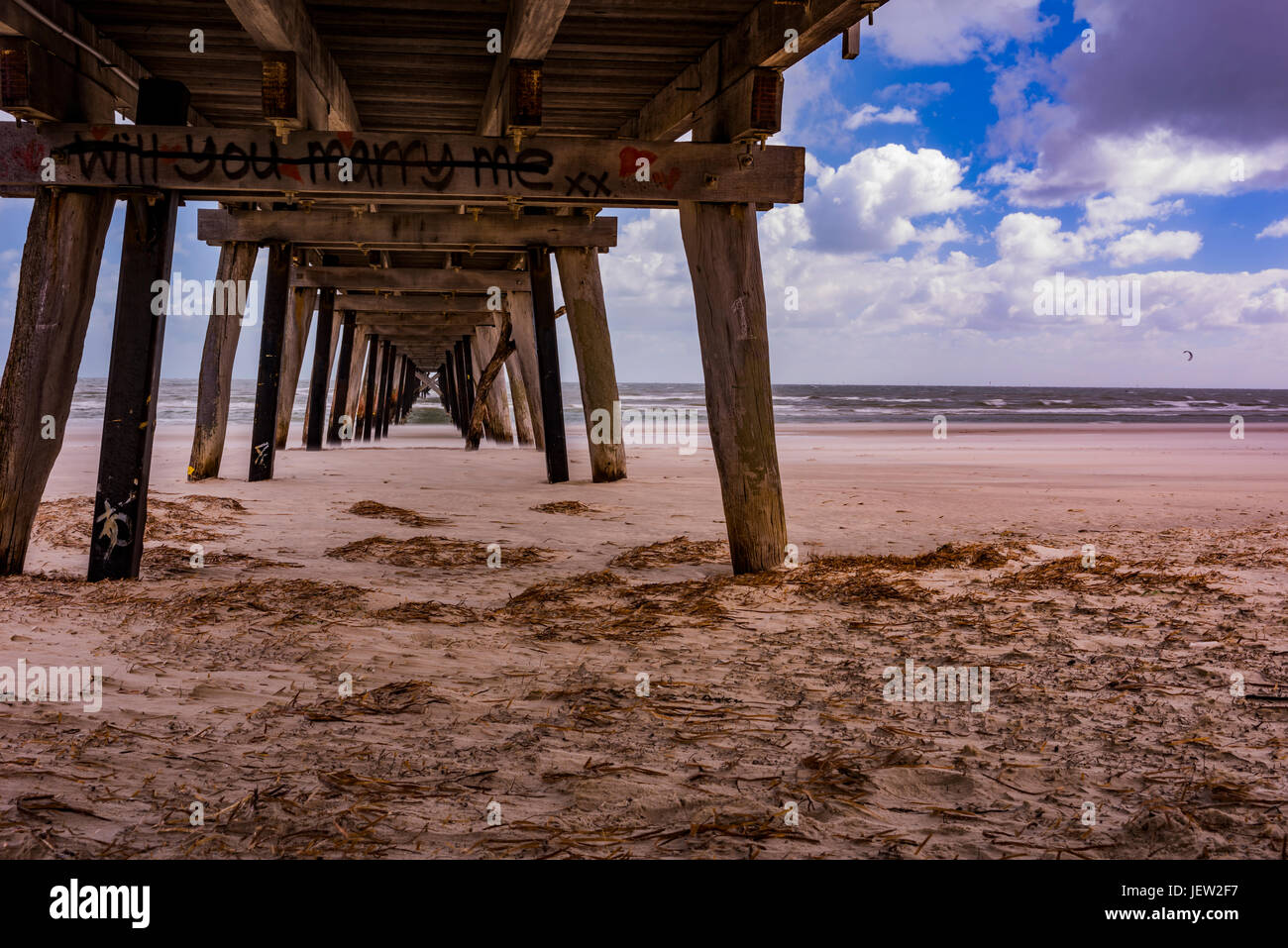 Alten Pier am Semaphor, South Australia an einem sehr windigen Tag im April Stockfoto