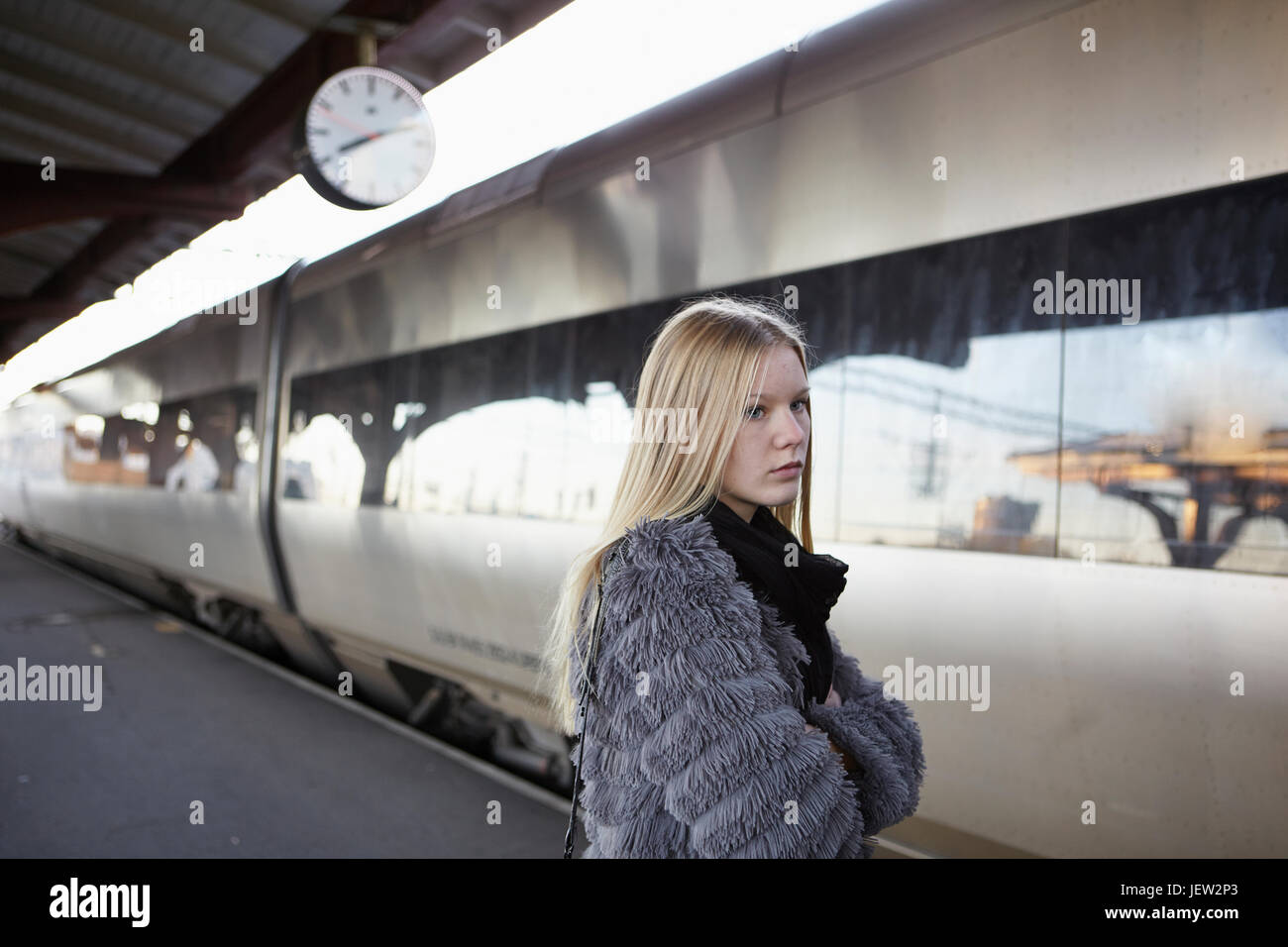 Junge Frau am Bahnsteig Stockfoto