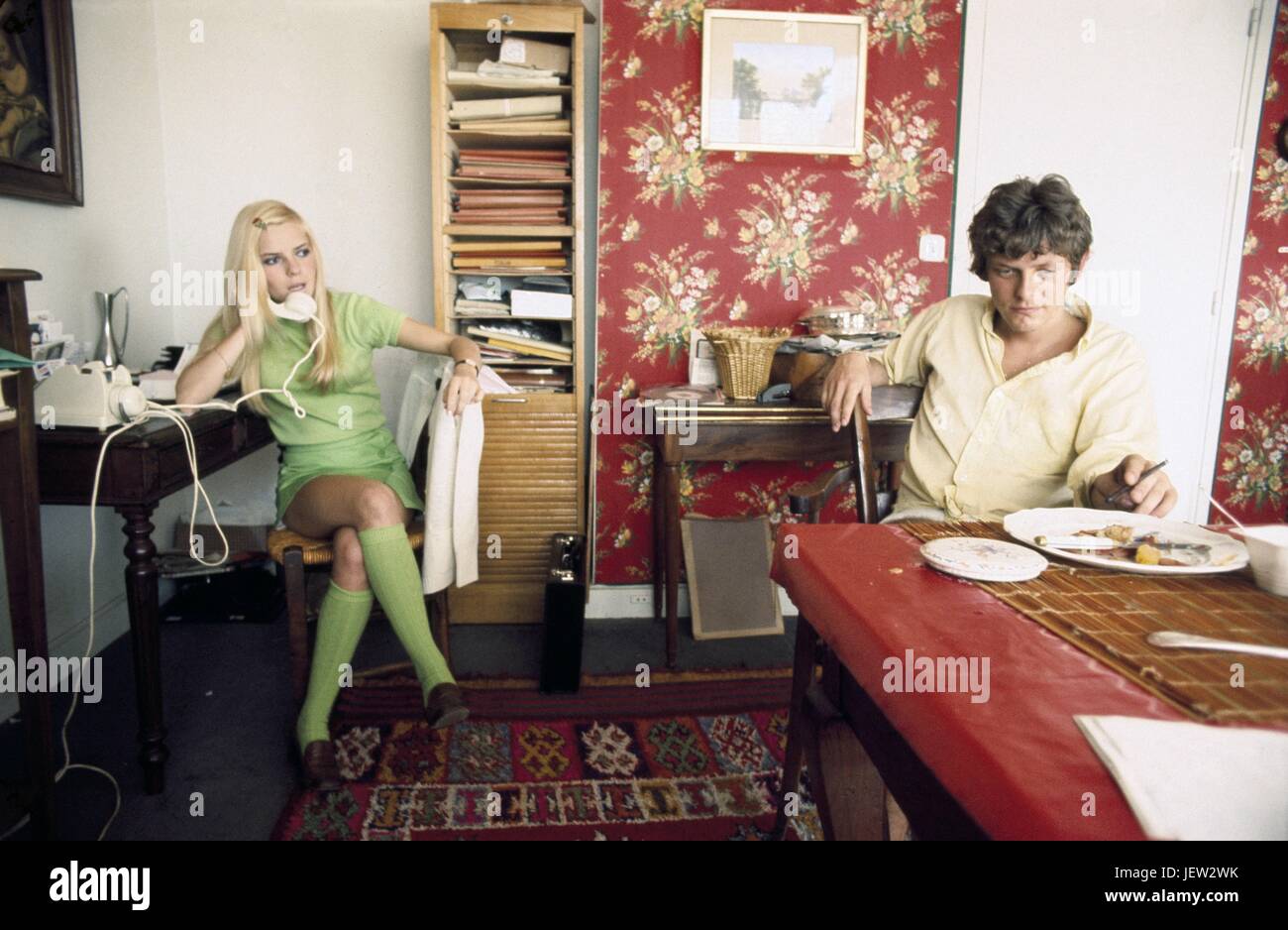 France Gall mit ihrem Bruder Patrice zu Hause in ihrer Wohnung Paris 1968. Foto Michael Holtz Warning. Vor jeder Veröffentlichung müssen Sie für die Autorisierung von France Gall Agent bitten. Stockfoto
