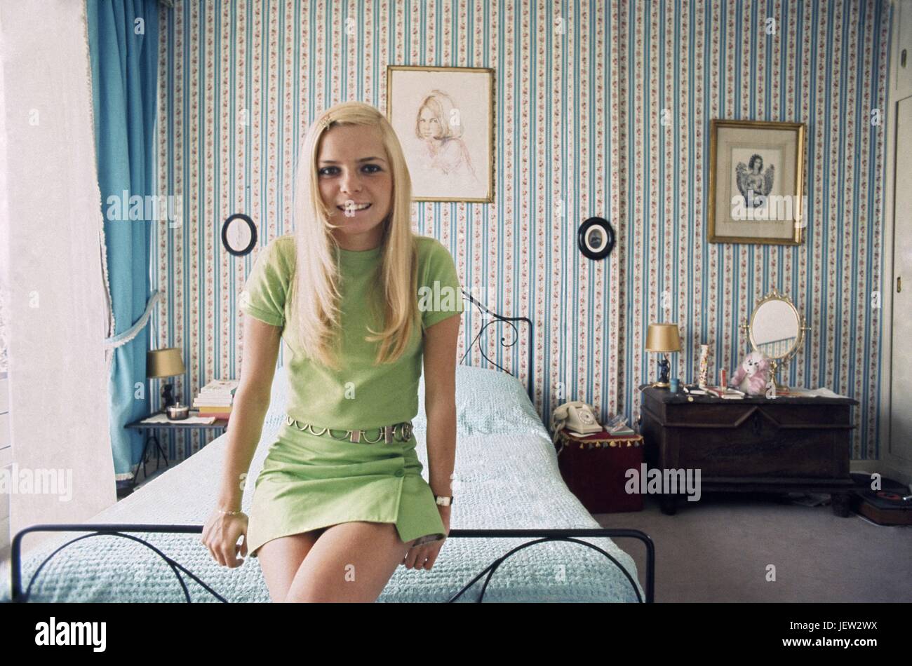 France Gall zu Hause in ihrer Wohnung Paris 1968. Foto Michael Holtz Warning. Vor jeder Veröffentlichung müssen Sie für die Autorisierung von France Gall Agent bitten. Stockfoto