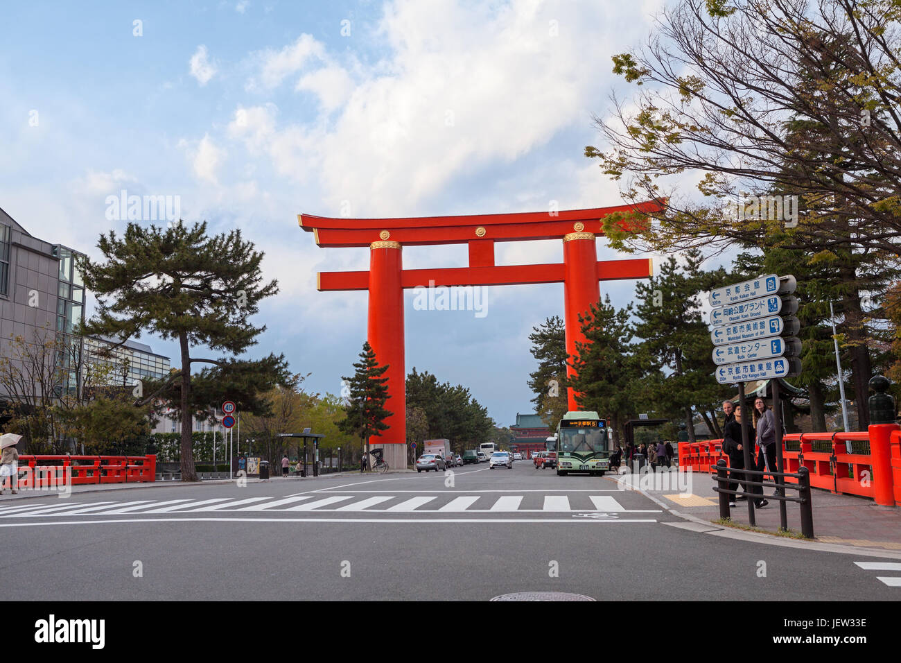Red torii ist in der Nähe des Kyoto Municipal Museum of Art und National Museum of Modern Art. Kreuzung von Niomon dori und Jingu-michi. Kyoto, Japan Stockfoto