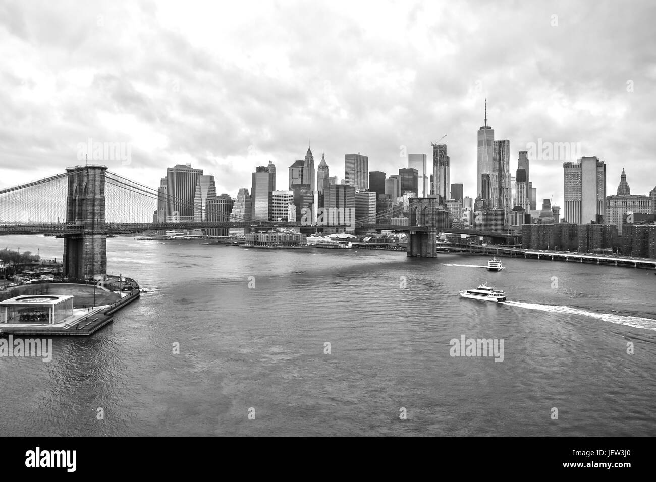 New York Skyline von Manhattan Brücke schwarz und weiß Stockfoto