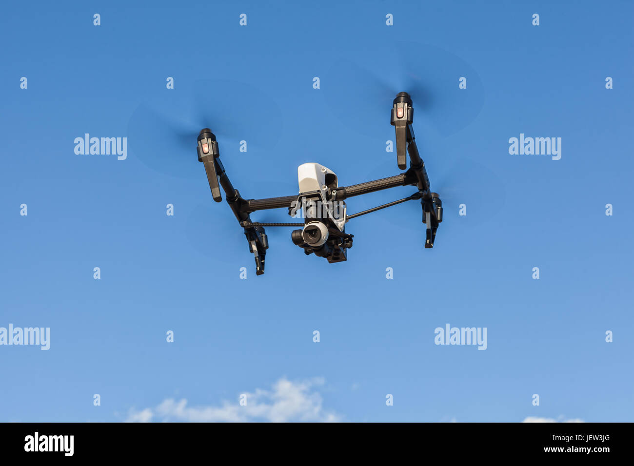 Schwarze Hubschrauber fliegt hoch in den Himmel Stockfoto