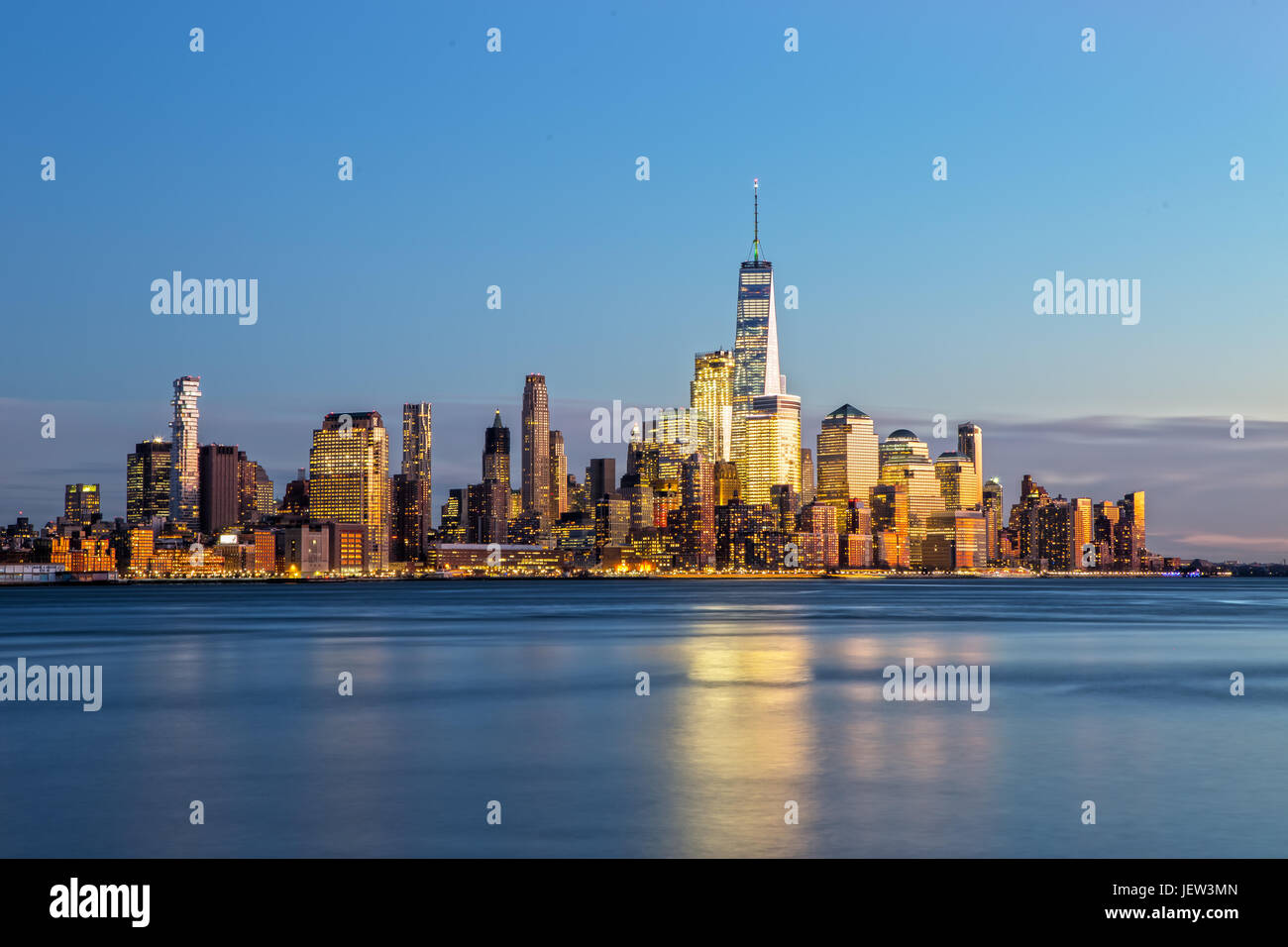Skyline von New York nach Sonnenuntergang Stockfoto