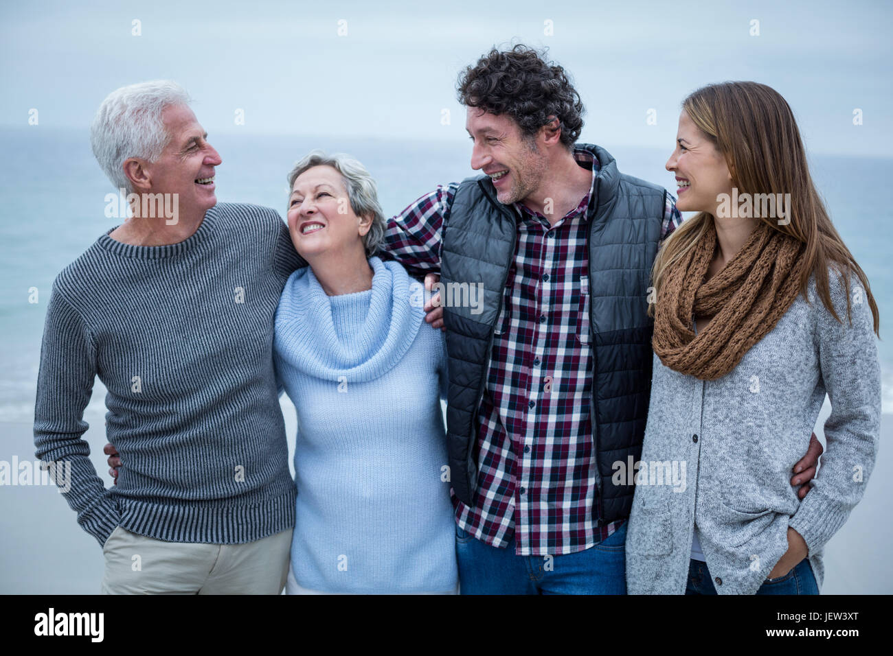 Familie am Ufer am Strand Stockfoto