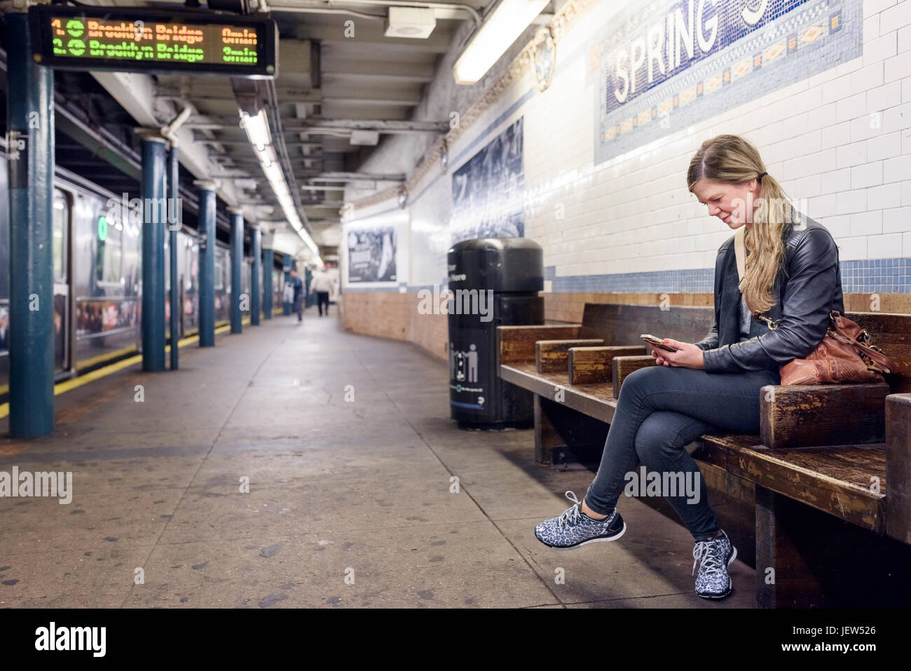 Frau mit Handy am Bahnhof. New York City, USA Stockfoto