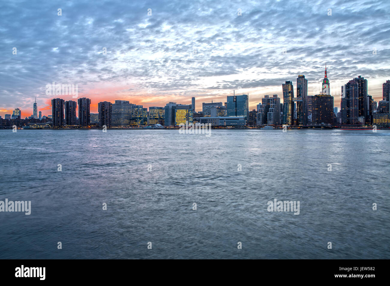 New York Skyline von Gantry Plaza zur blauen Stunde Stockfoto