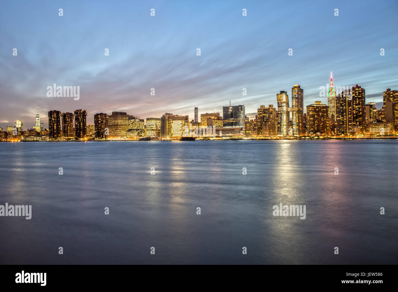 New York Skyline von Gantry Plaza zur blauen Stunde Stockfoto