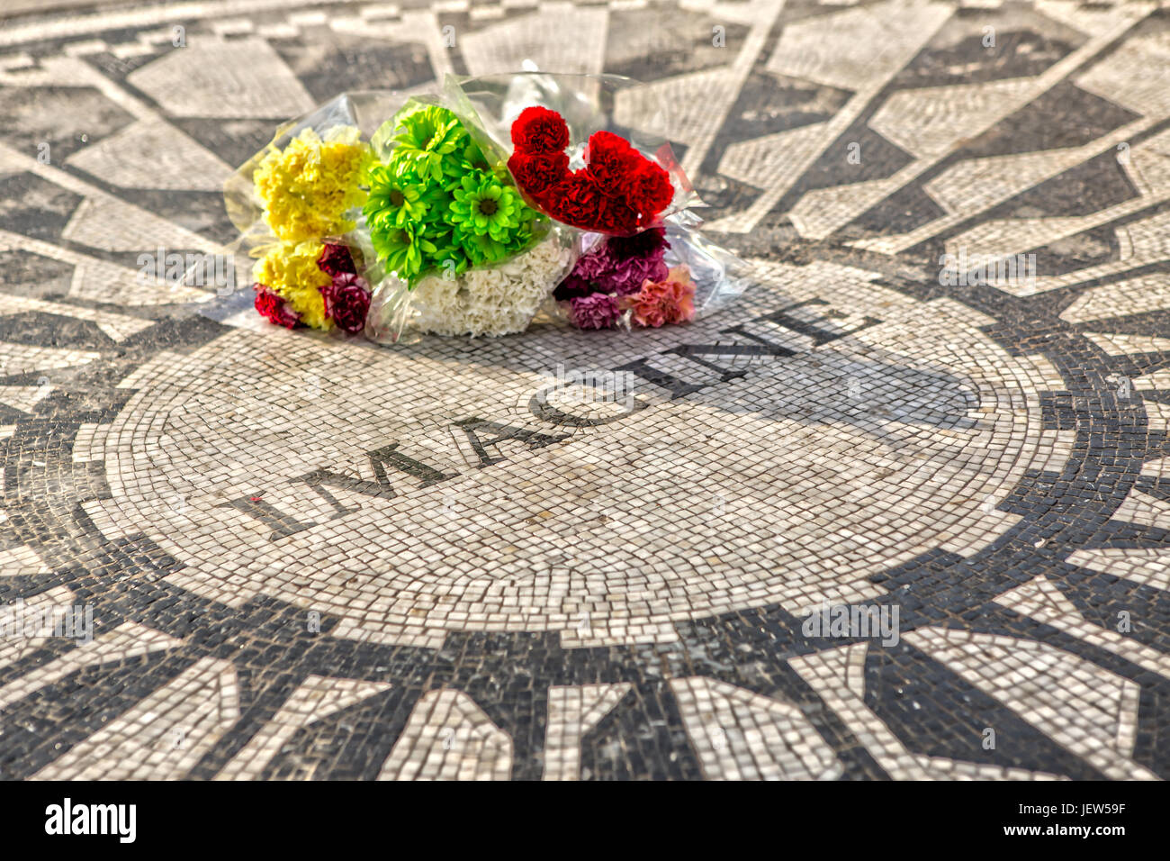 Stellen Sie sich vor Erdbeerfelder Central Park New York mit Blumen Stockfoto