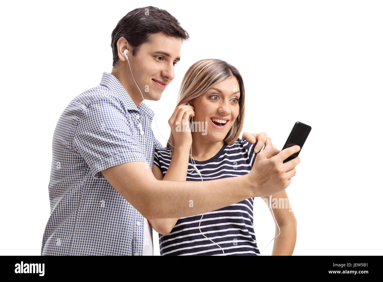 Junges Paar anhören von Musik auf einem Handy isoliert auf weißem Hintergrund Stockfoto
