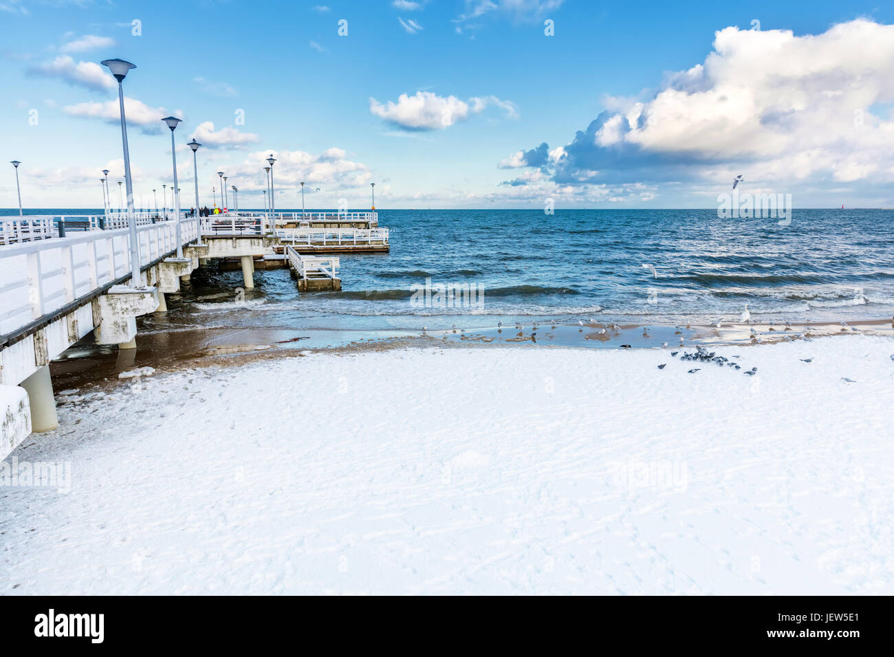 Winter Ostsee Meer Landschaft. Pier in Brzezno Danzig. Verschneiten, sonnigen Tag Stockfoto