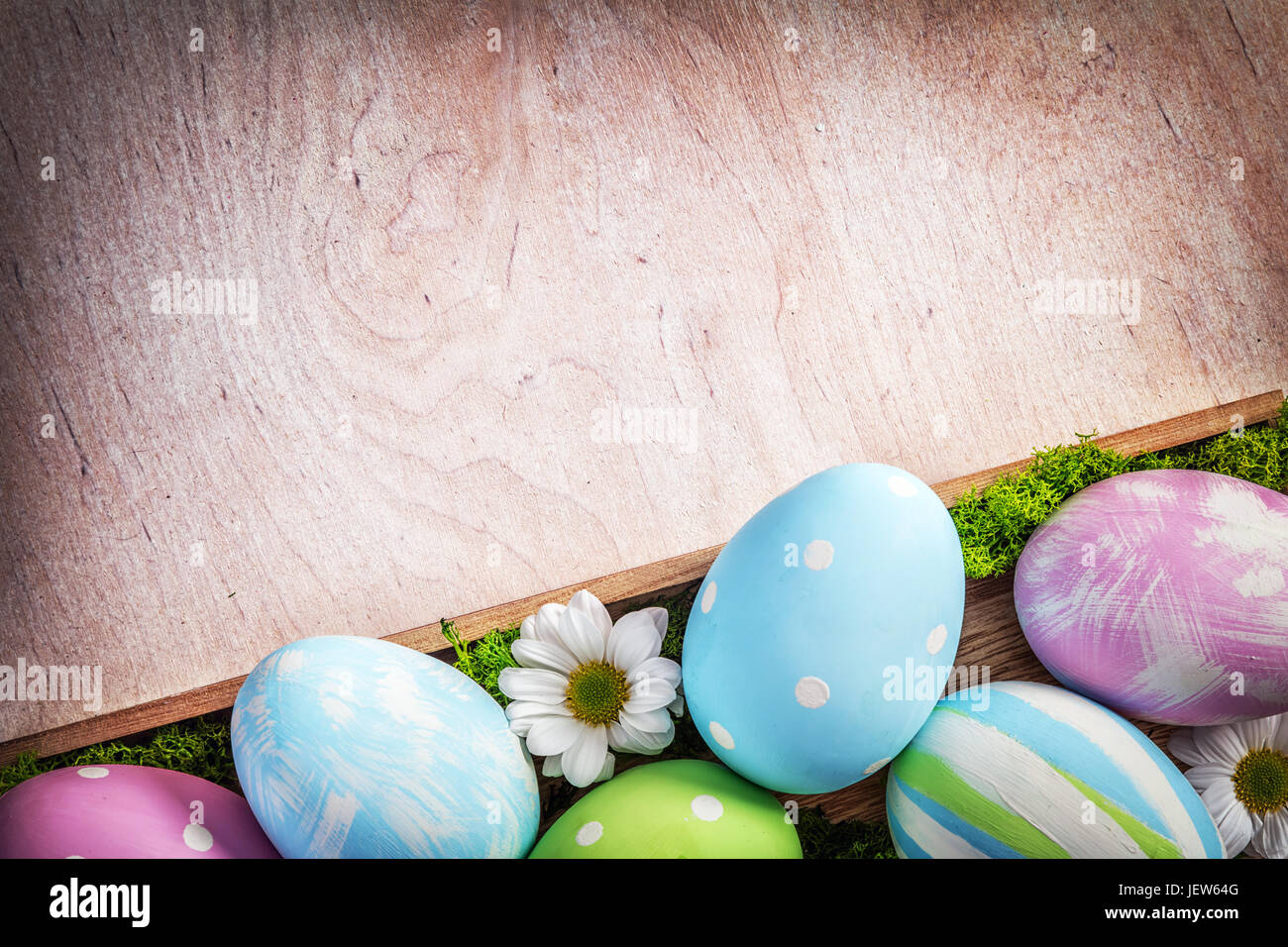 Oster-Deko - Eiern und Blumen auf einem Holz. Urlaubszeit Stockfoto