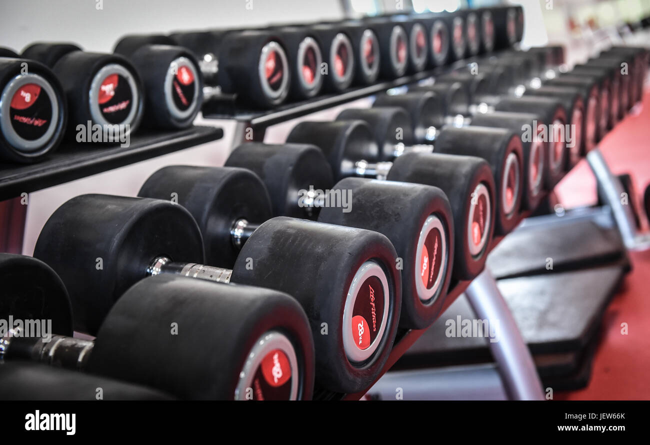 Urheberrechtlich geschütztes Bild von Paul Slater/PSI - wiegen Trainingsgeräte am Gymnasium. Stockfoto