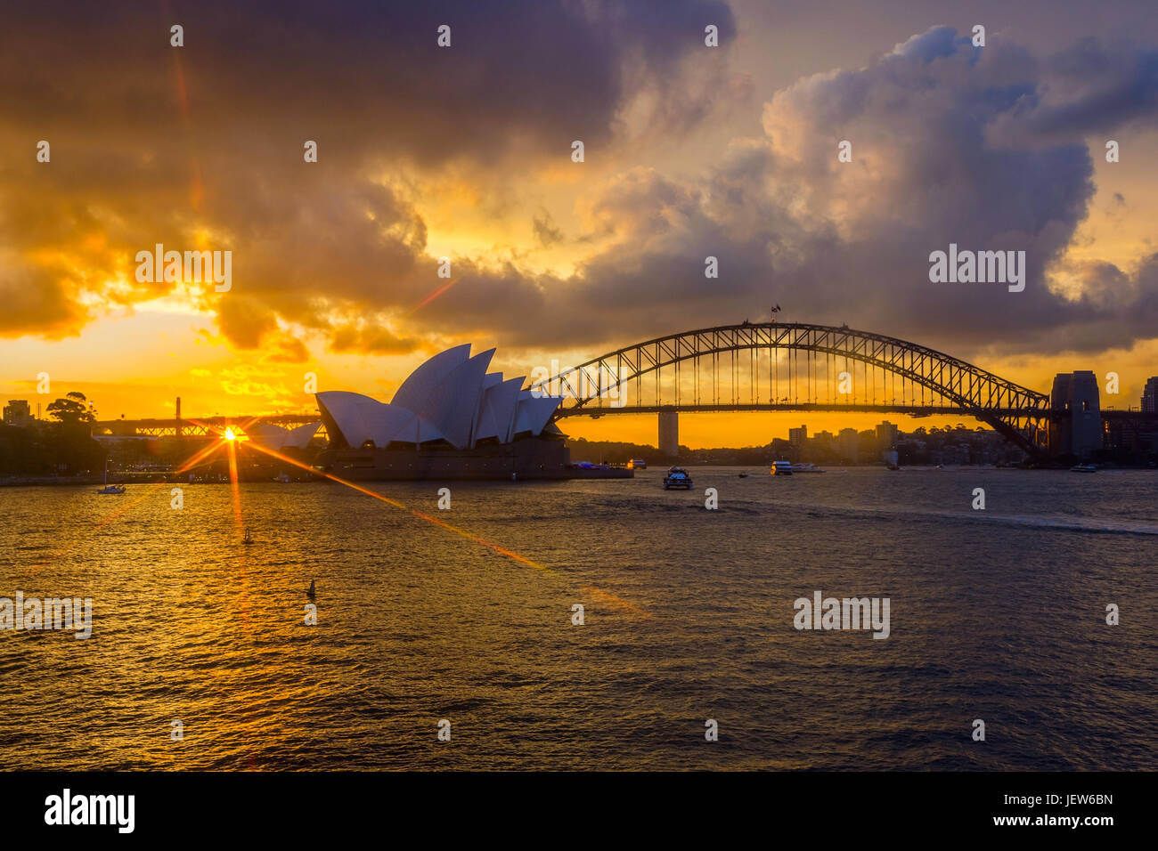 Blick auf Sydney Oper und die Harbour Bridge bei Sonnenuntergang Stockfoto