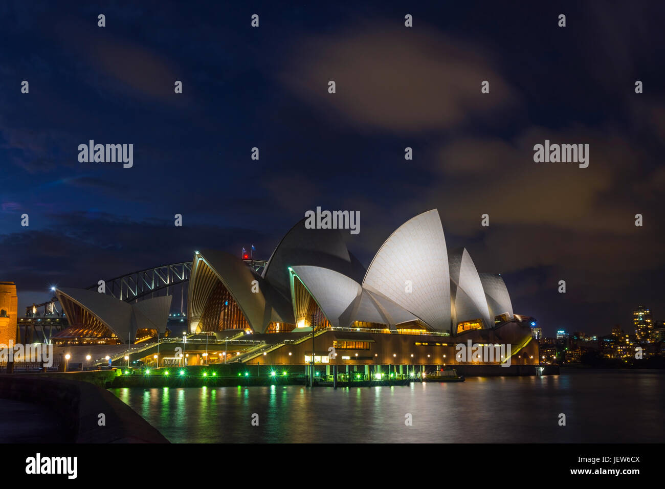 Blick auf Sydney Oper und die Harbour Bridge bei Nacht, Langzeitbelichtung Stockfoto