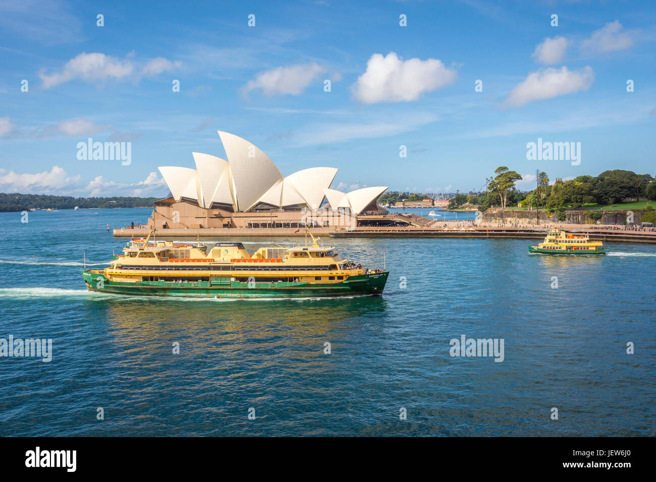 Blick auf den berühmten Sydney Opera House und Fähren bei Tageslicht Stockfoto