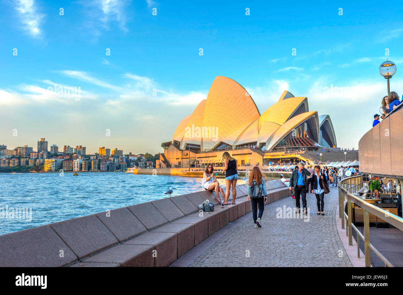 SYDNEY, Australien - 21 APRIL: Passanten die Opera Bar am Sydney Opera House. April 2016. Stockfoto