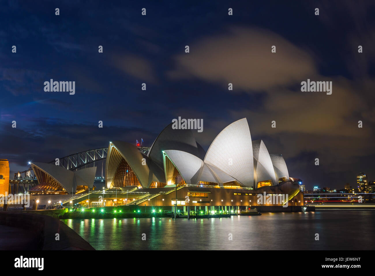 Blick auf Sydney Oper und die Harbour Bridge bei Nacht, Langzeitbelichtung Stockfoto