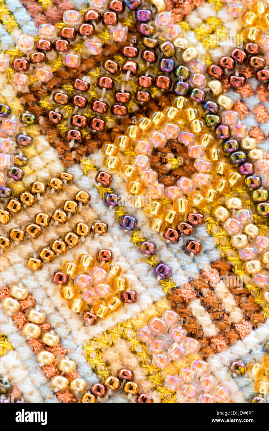 Handwerk-Hintergrund der Perlen-Stickerei in einem detaillierten Muster,  Vollbild, einschließlich Kreuzstich, Hochformat ideal für Texte und  Textfreiraum Stockfotografie - Alamy