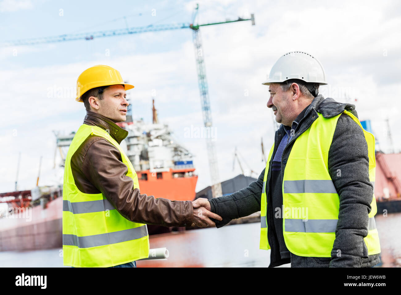 Schiffbau-Deal abgeschlossen per Handschlag von zwei Ingenieuren. Unternehmen-Vertrag Stockfoto